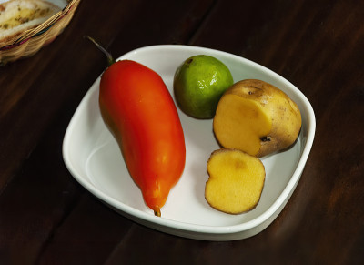 秘鲁的典型食物和配料。黄色的土豆(papa amarilla)，一种非常受欢迎的土豆，橙色的胡椒(a