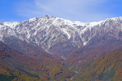 日本长野县白波山的雪和秋叶