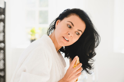 白种中年妇女，在长发上涂发油美容面膜，进行护理和护理。毛发生长体积效应