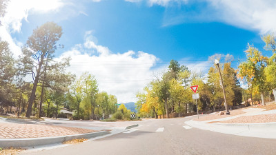 在山区公路上行驶
