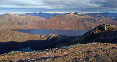 从斯里奥克山顶可以看到Lochan Fada和Mullach Coire Mhic Fhearcha