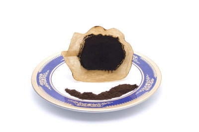 盘子上的新鲜咖啡过滤器