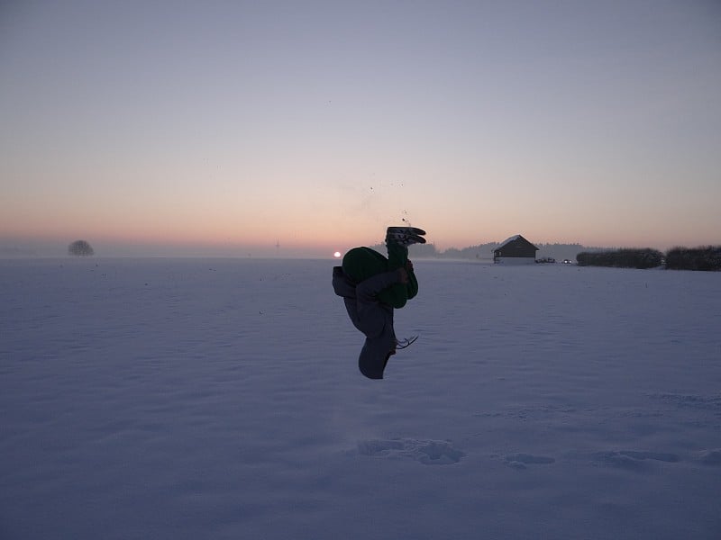 在雪地里做后空翻