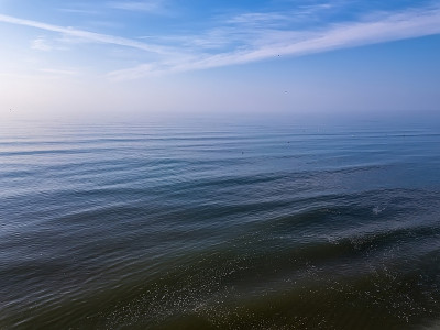 海上日出鸟瞰图。只有天空，云彩和水。美丽宁静的场景