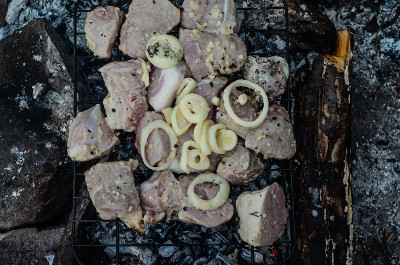 在烤架上准备的肉。俯视图