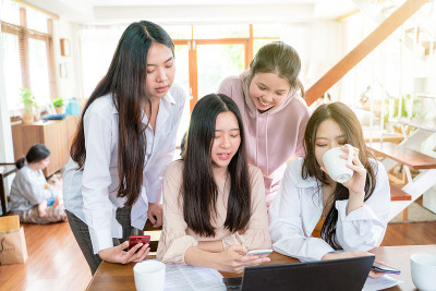 办公室内部休闲的年轻商务女性在网上讨论业务