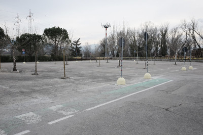空旷的购物中心停车场