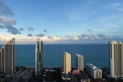 海景日落鸟瞰图。阳光群岛海滩，迈阿密，美国。伟大的景观。假期旅行。热带旅行。