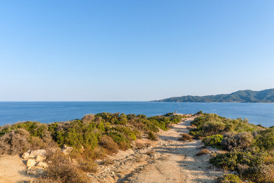 在希腊通往海边的沙质公路
