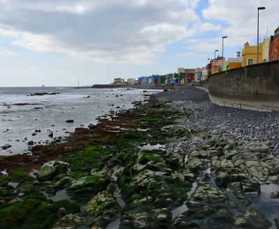 落潮时的岩石海滩和沿海城镇