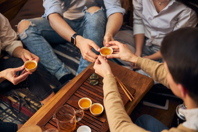 年轻人在咖啡厅举行传统茶道