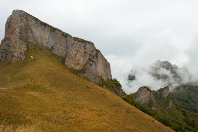 秋天的Acheshbok山，Adygeya