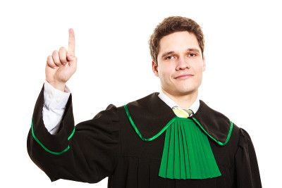 男律师举手示意。