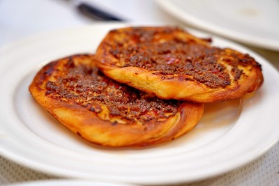 传统的哈泰餐oruk (icli kofte)和托盘(tepsi)烤肉串