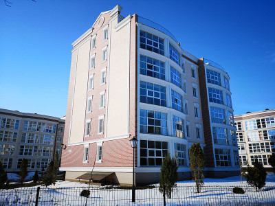 俄罗斯冬季的白色多层住宅，三月