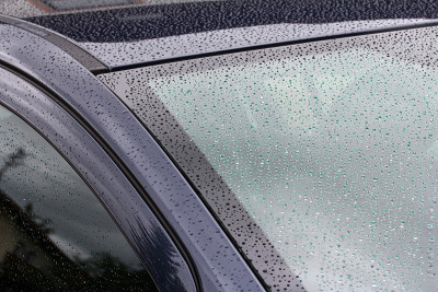 雨滴落在汽车上