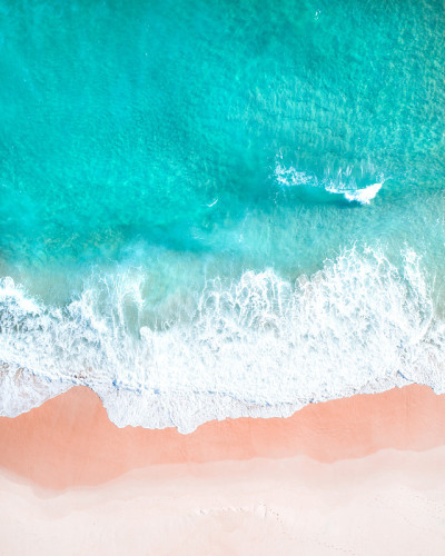 海滩和水的鸟瞰图。