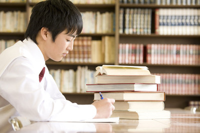 男子初中学生在图书馆学习