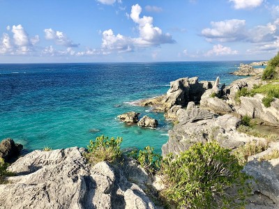 从马蹄湾悬崖俯瞰大海，百慕大
