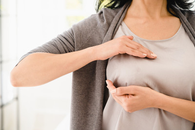 一名白人妇女做乳房触诊以预防乳腺癌。女性自检药。世界癌症日