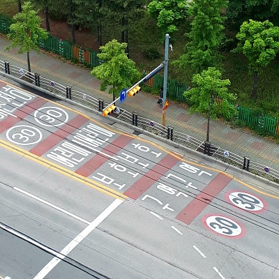 标有儿童保护区的道路。