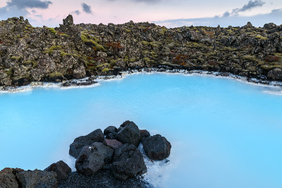 美丽的火山地形与黑色的火山岩和蓝色泻湖地热温泉碧绿的水在冰岛