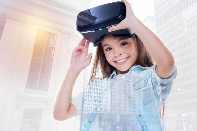 可爱的小女孩摘下VR头盔