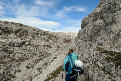 Oberbachernspitze -一个女人徒步旅行在一个高和荒凉的山在意大利白云石。
