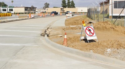 加州佩里斯新公路建设人行道关闭标志