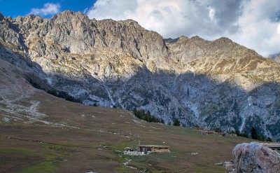 白雪覆盖的高山、高山草甸和当地的山区居民点