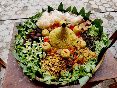 米饭Tumpeng。圆锥形黄米。一种带有配菜的印尼节日饭。印尼食品