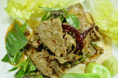 香辣猪肉肝泰式色拉配新鲜蔬菜