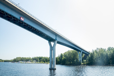 芬兰拉彭兰塔的Luukkaansalmi桥。Saimaa湖的景色。
