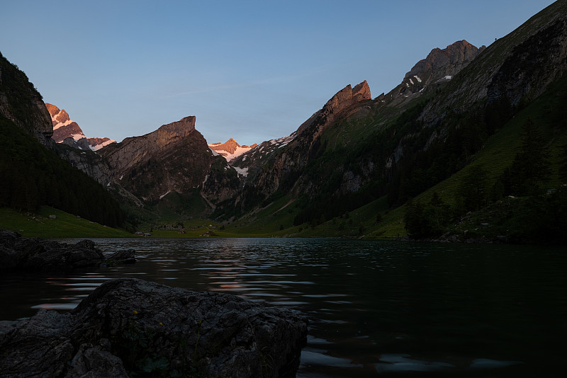 美丽的风景在瑞士高山湖泊在蓝色的时间。在太阳升起之前，美丽的晨光。世界上最美丽的地方之一的史诗般的风