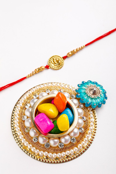 印度节日Raksha Bandhan，多彩的设计师Rakhi或腕带