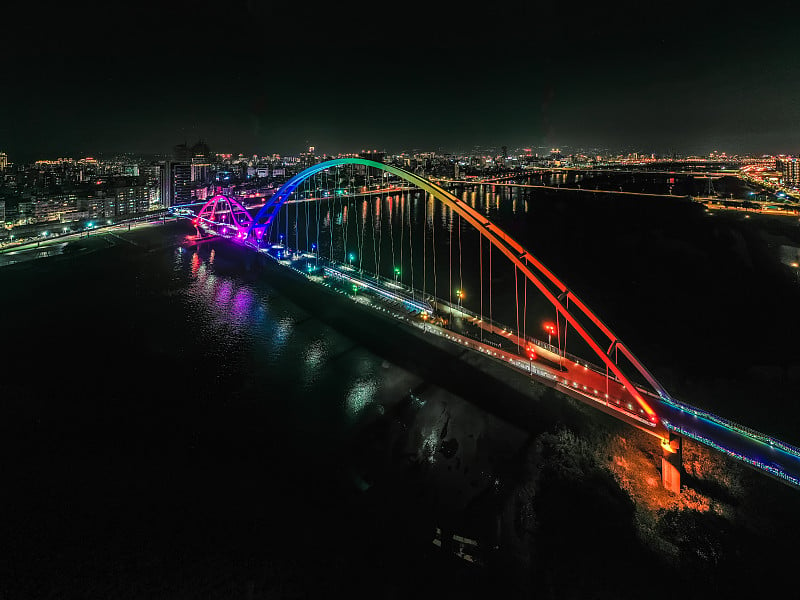 月牙桥——台湾新台北的地标，夜晚灯火通明，摄影于台湾新台北。