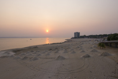 黑鬼海滩上的沙滩堆