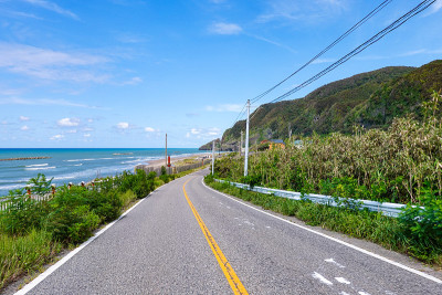 第402号国道“越后Nanaura海滨线”(新泻县新泻市)可以俯瞰日本海。