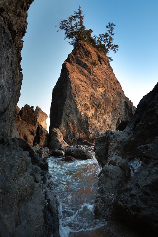 海斯塔克群岛在俄勒冈海岸