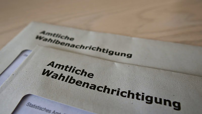 印有2021年议会选举官方投票卡的信件(信封上用德语写:“amtliche Wahlbenachri