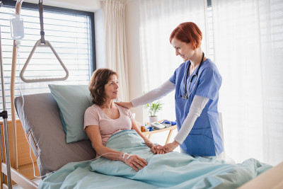 女医生在医院的病床上给病人检查。