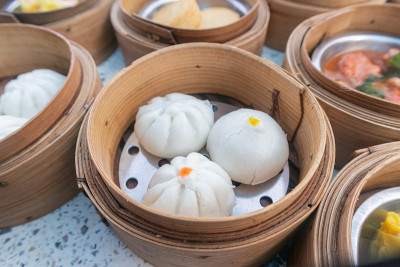 特写的蒸猪肉包在竹篮