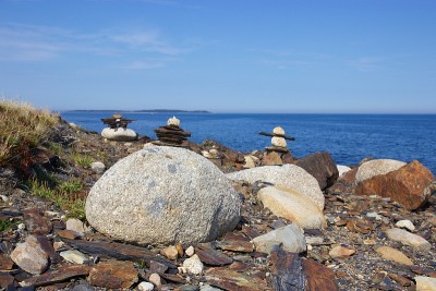 在新斯科舍省的岩石海滩上，有三个inukshuks