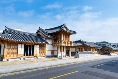 韩国水原市的传统建筑，位于水原市的传统地标华城要塞附近。