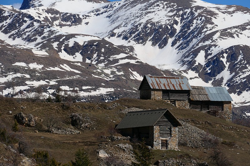 罗亚小村庄上方的谷仓和阿尔卑斯海洋山脉的梅尔坎特雪山