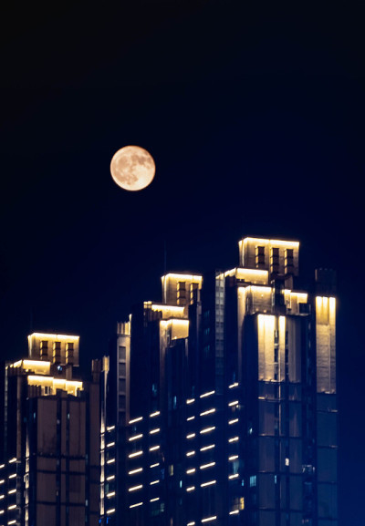 武汉光谷夜景，这里是金融区的中心。它位于武汉市中心地带