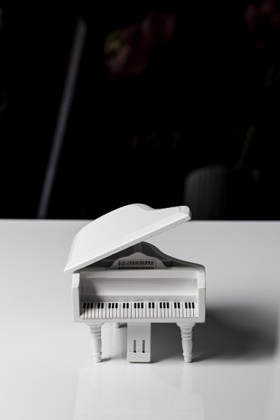白色玩具钢琴音乐接近一个黑白背景