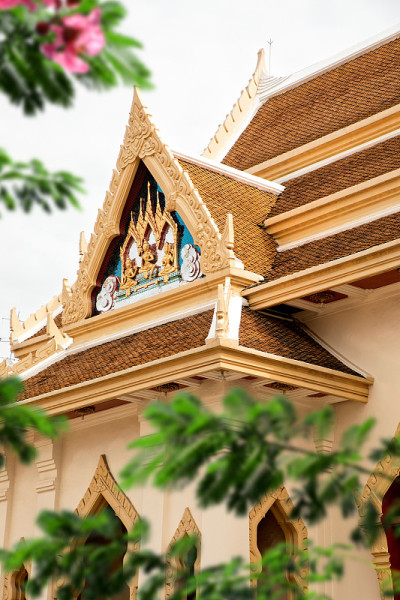 建筑屋顶细节从外部的佛教寺庙，Wat Traimit在曼谷
