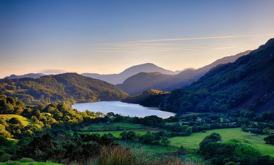 Llyn Gwynant(湖)在斯诺登尼亚山后面的日落