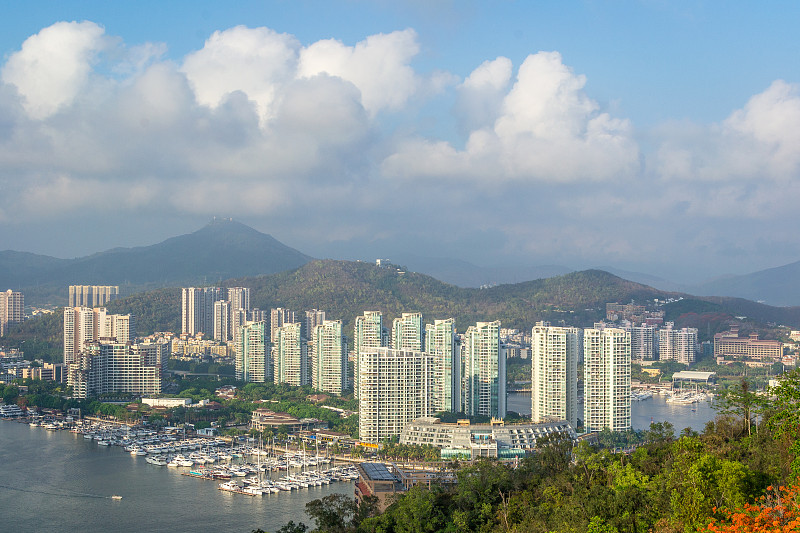 从高处俯瞰三亚的一个地区。中国城市景观。